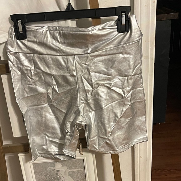 SHEIN Metallic Lips Graphic Tee - Picture 3 of 3